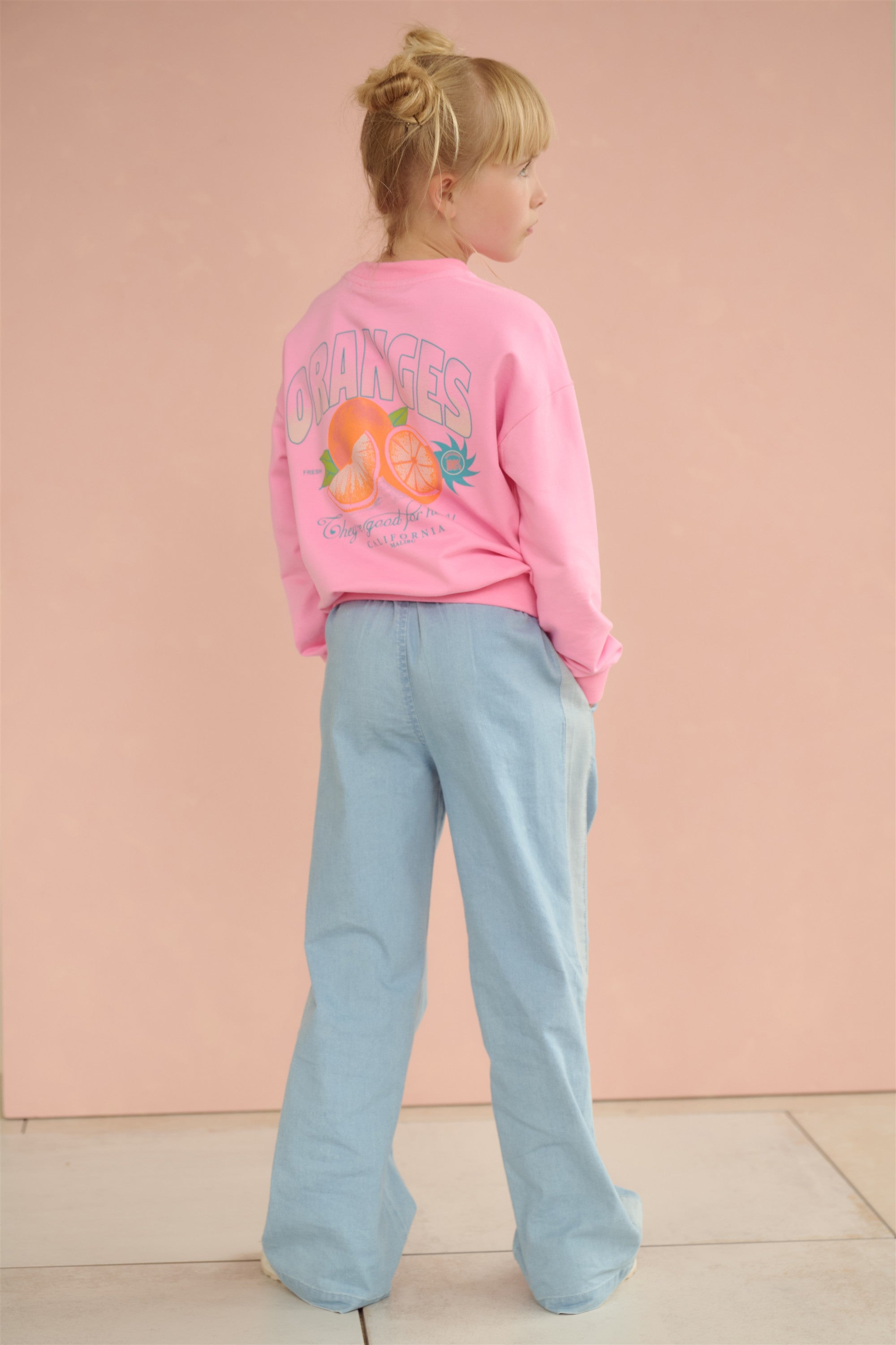 Meisjes Konono Sweater with Oranged print at back van NoNo in de kleur Camelia Pink in maat 134-140.