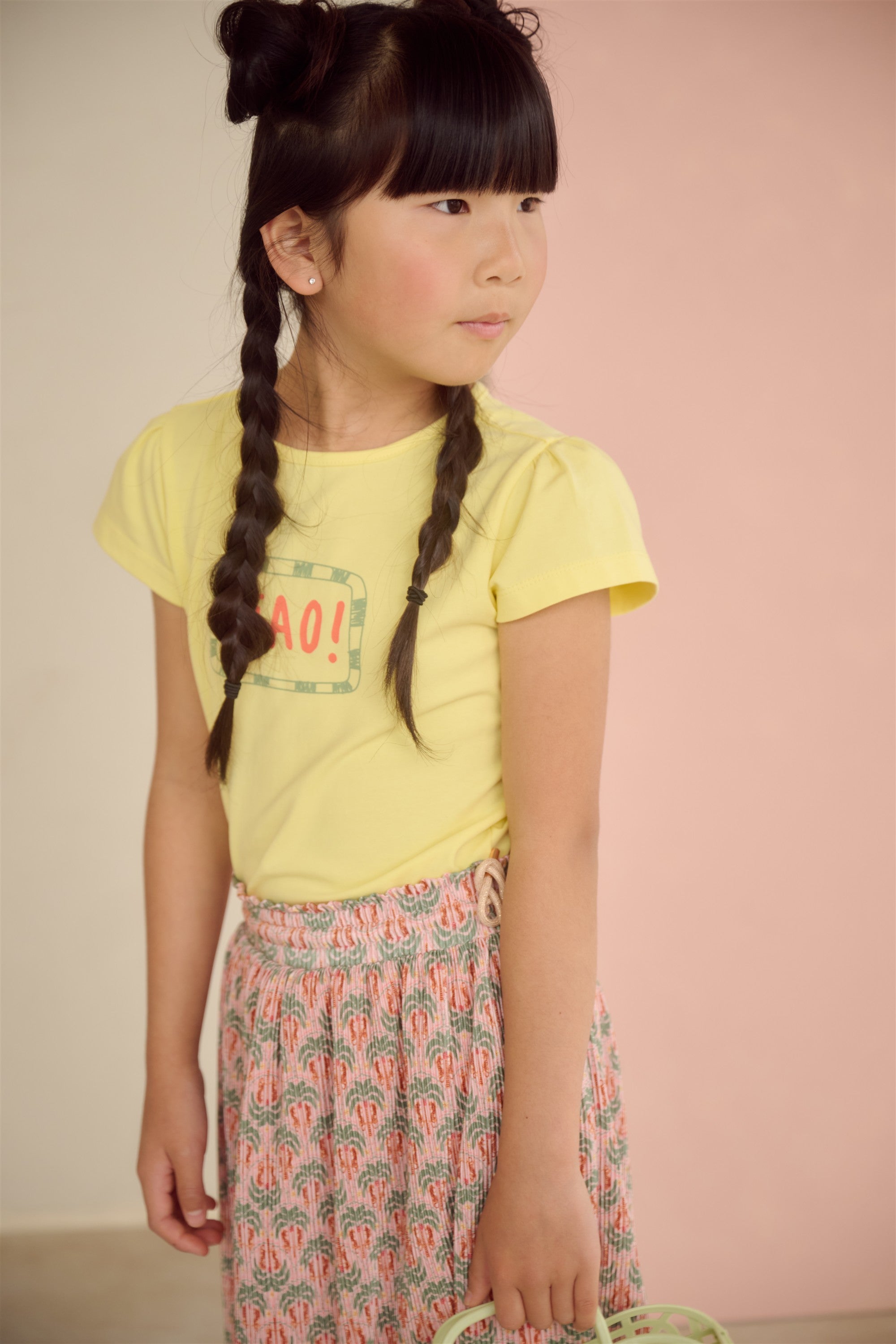 Meisjes Kiss CIAO T-shirt with capsleeve van NoNo in de kleur Light Lemon in maat 134-140.