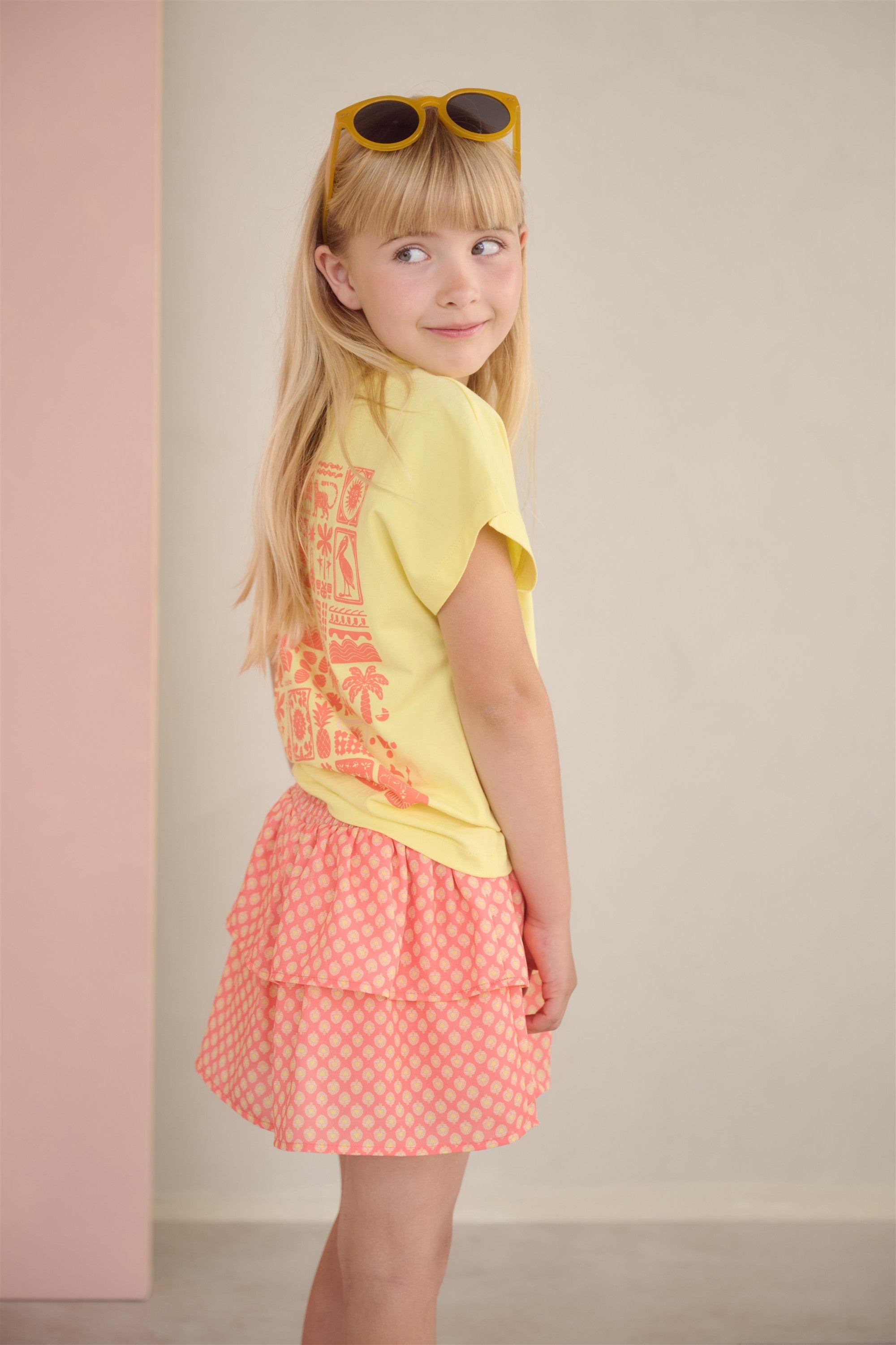 Meisjes Kate Tshirt S/SL with big back print van NoNo in de kleur Light Lemon in maat 134-140.