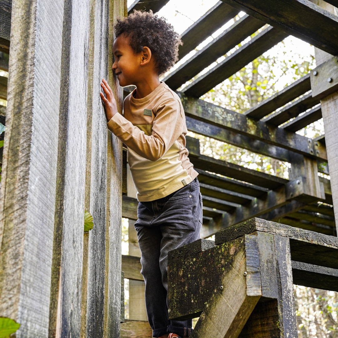 Jongens T-shirt ls van Koko Noko in de kleur Dark sand in maat 128.