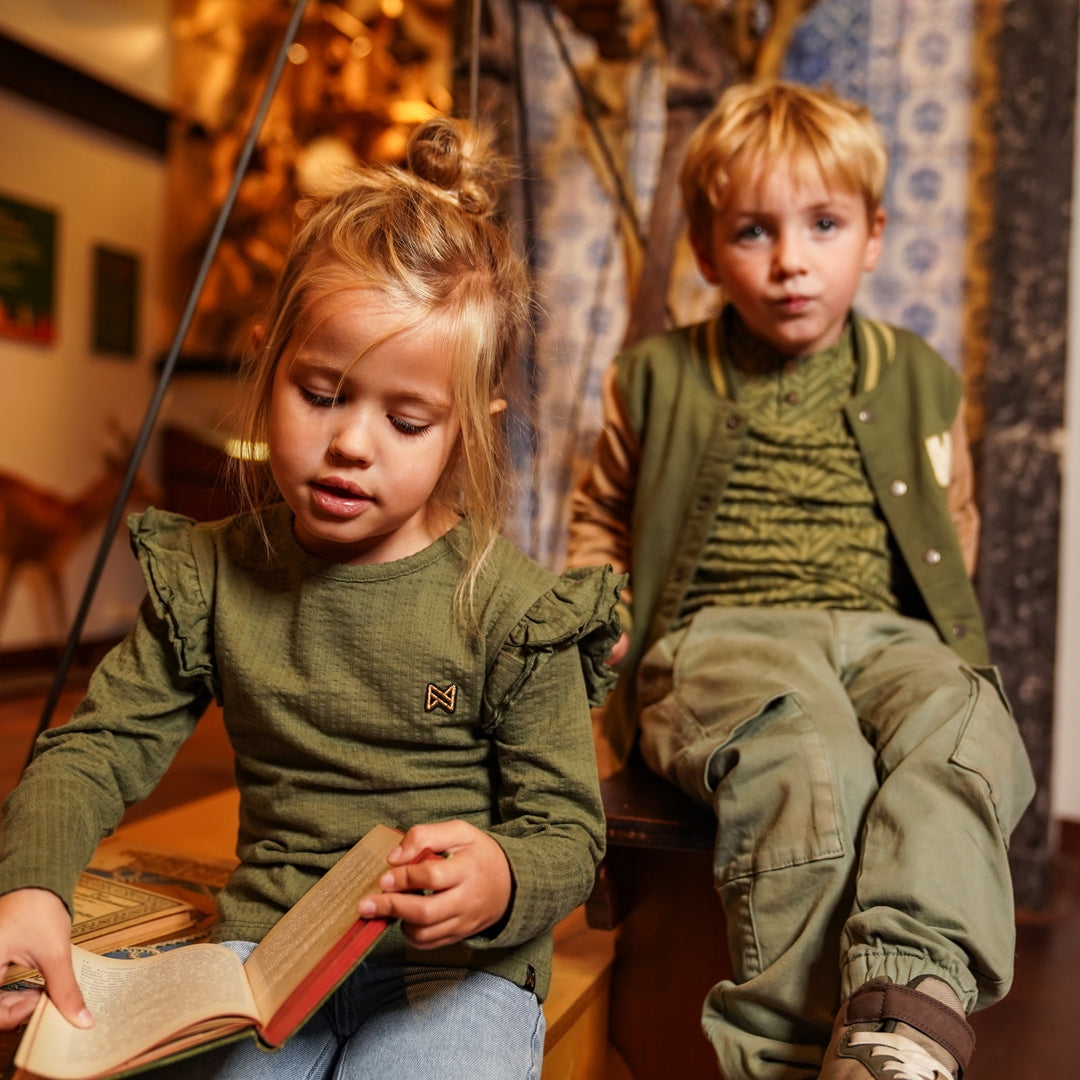 Meisjes T-shirt ls van Koko Noko in de kleur Army green in maat 128.