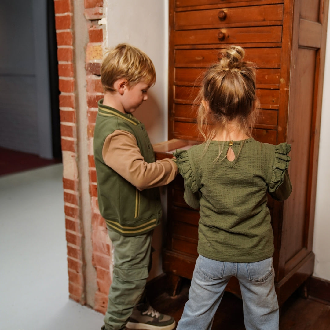 Meisjes T-shirt ls van Koko Noko in de kleur Army green in maat 128.