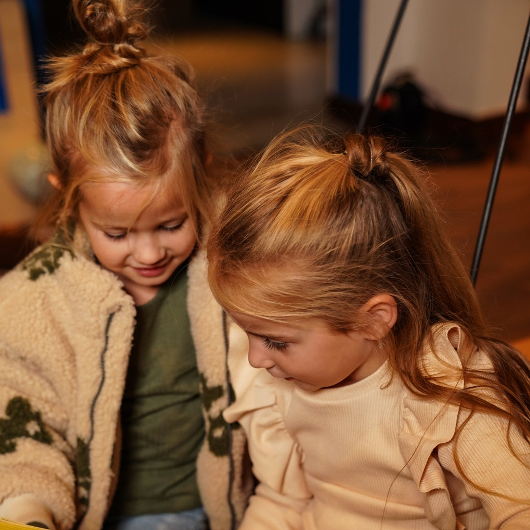 Meisjes T-shirt ls van Koko Noko in de kleur  Off white in maat 128.