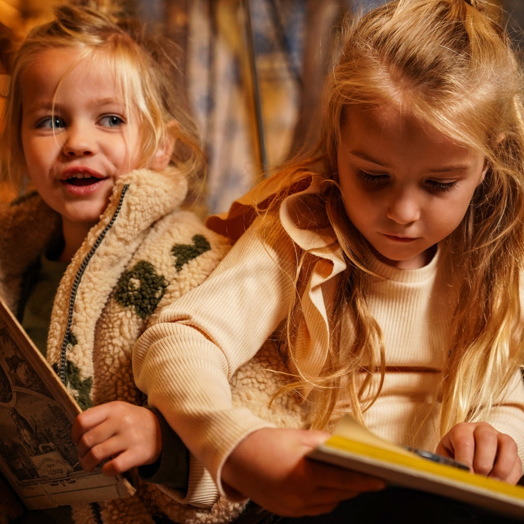 Meisjes T-shirt ls van Koko Noko in de kleur  Off white in maat 128.