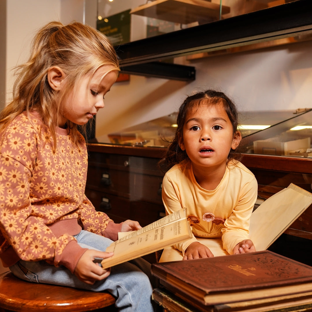 Meisjes Sweater dropped shoulder van Koko Noko in de kleur  Dark old pink in maat 128.