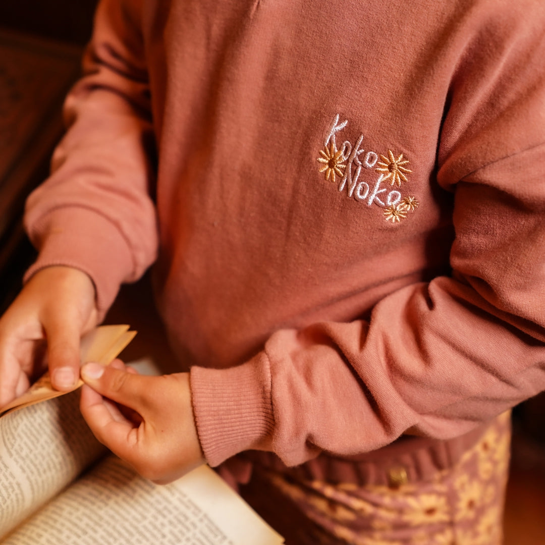 Meisjes Sweater dropped shoulder with hood van  in de kleur  Dark old pink in maat 128.