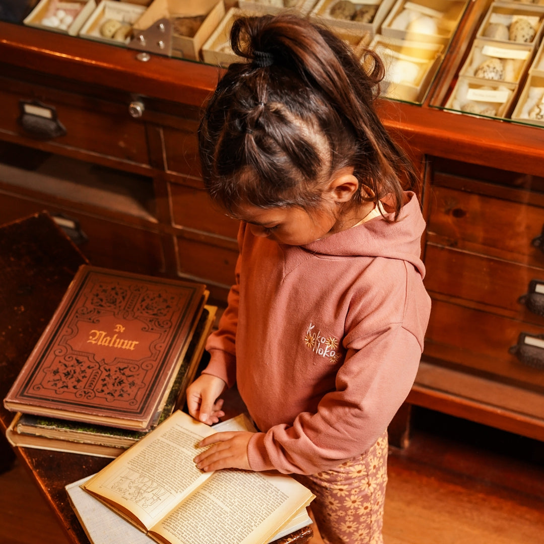 Meisjes Sweater dropped shoulder with hood van  in de kleur  Dark old pink in maat 128.