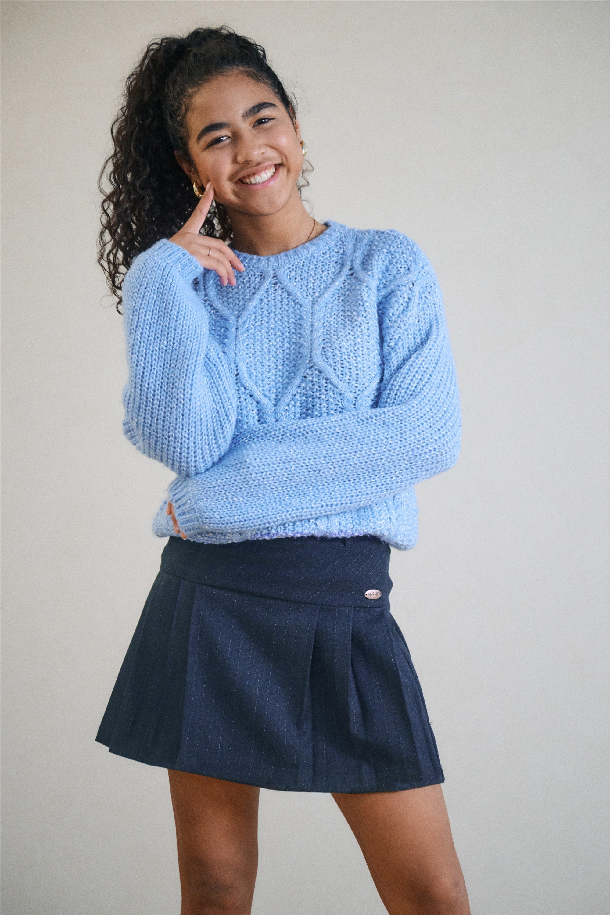 Meisjes Katy Nebs Yarn Knitted Cable sweater van NoBell in de kleur Bright Sky in maat 170-176.