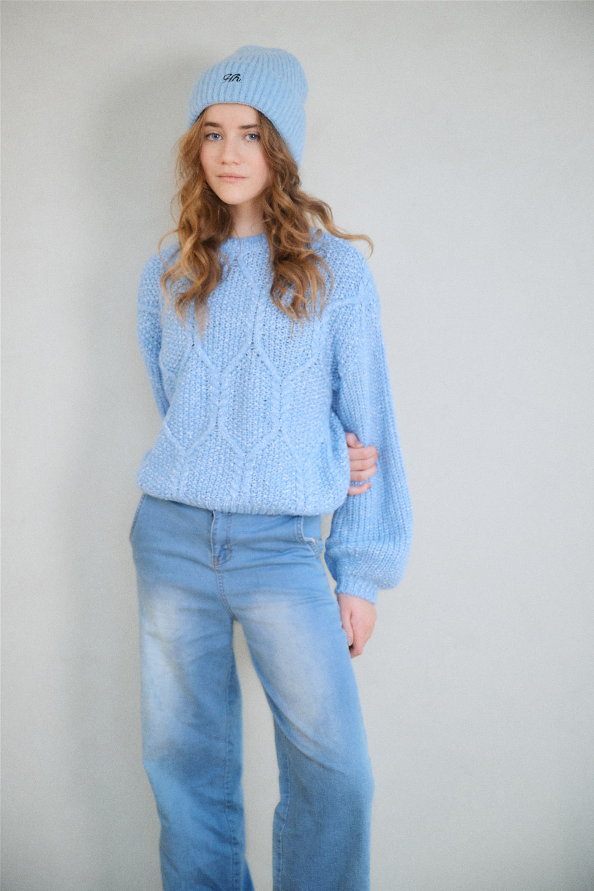 Meisjes Katy Nebs Yarn Knitted Cable sweater van NoBell in de kleur Bright Sky in maat 170-176.