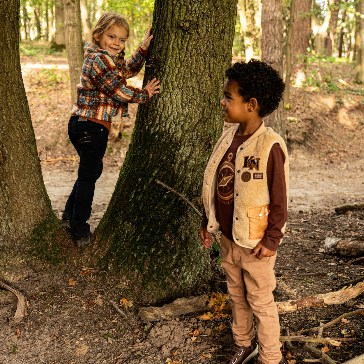 Jongens Waistcoat van Koko Noko in de kleur Sand in maat 128.