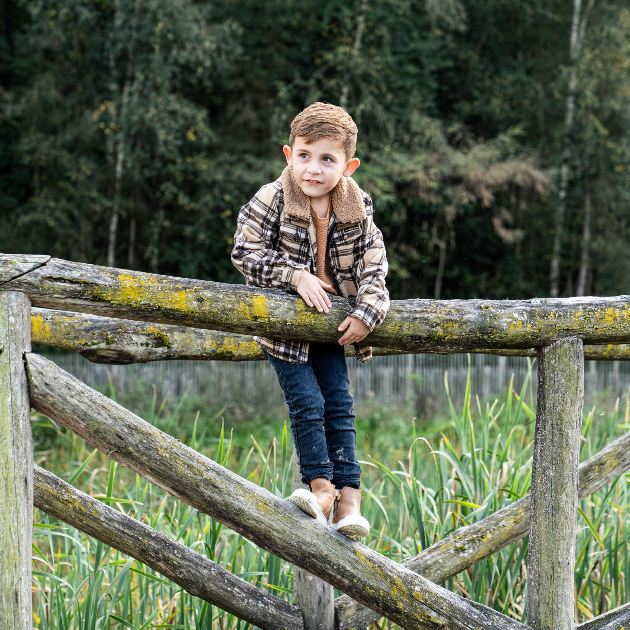 Jongens Blouse ls outside van Koko Noko in de kleur Sand in maat 128.