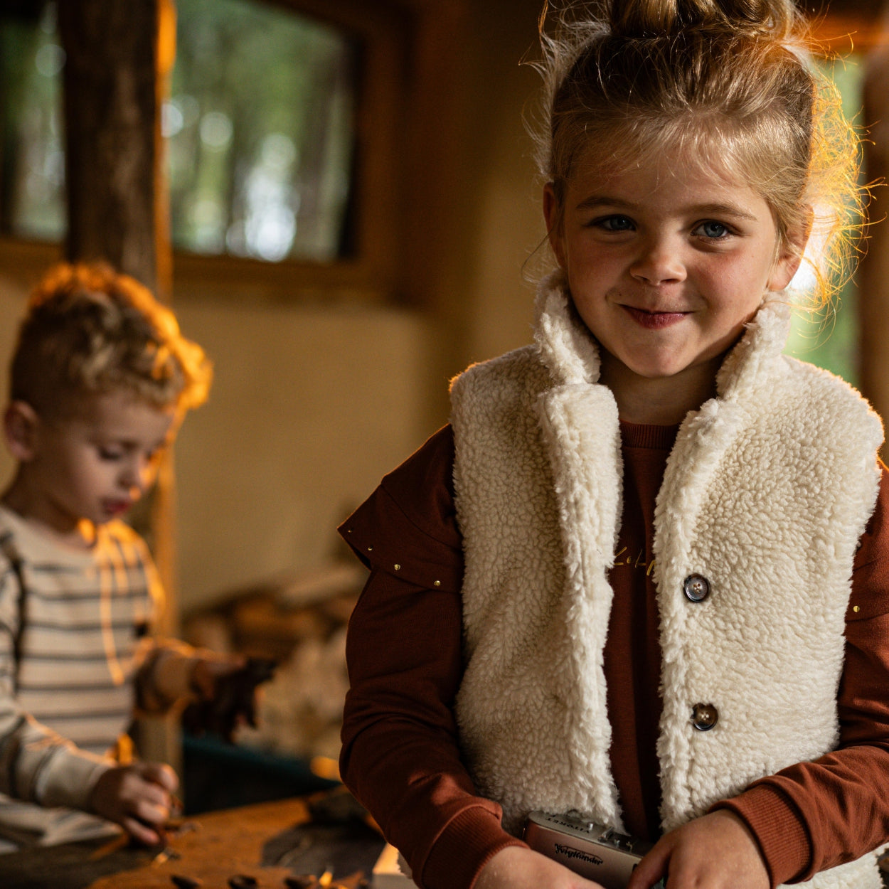 Meisjes Waistcoat van Koko Noko in de kleur  Off white in maat 128.