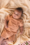 Unisexs SHIRT GABOR van Quapi Newborn in de kleur Rust in maat 74.