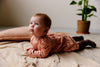 Meisjes Dress CARLAQNBW23 van Quapi Newborn in de kleur AOP Brown Soft Hearts in maat 68.