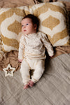 Jongens Longsleeve CARSONQNBW23 van Quapi Newborn in de kleur AOP Camel Soft Splash in maat 68.