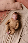 Meisjes Playsuit CASEYQNBW23 van Quapi Newborn in de kleur Camel Soft in maat 68.