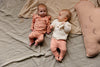 Meisjes Longsleeve CECILEQNBW23 van Quapi Newborn in de kleur AOP Brown Soft Hearts in maat 68.