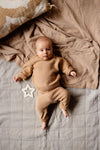 Unisexs Pullover CEESQNBW23 van Quapi Newborn in de kleur Camel Soft in maat 68.