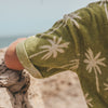 Jongens Beach Palms | Loose Shirt van Salted Stories in de kleur Iguana in maat 122-128.