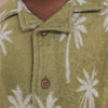 Jongens Beach Palms | Loose Shirt van Salted Stories in de kleur Iguana in maat 122-128.