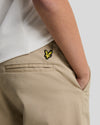 Jongens Chino Short van Lyle & Scott in de kleur Z151 Stone in maat 170-176.
