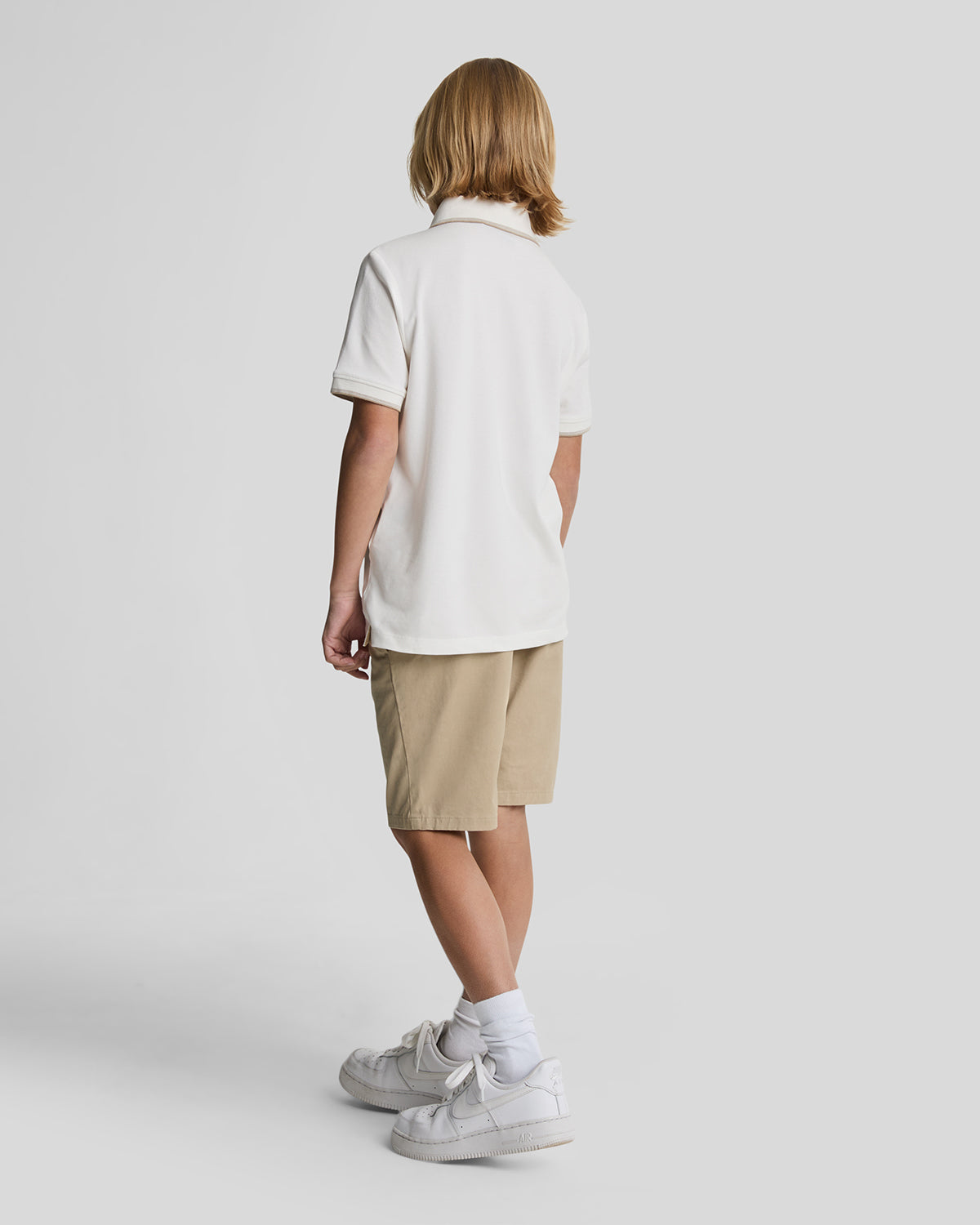 Jongens Chino Short van Lyle & Scott in de kleur Z151 Stone in maat 170-176.
