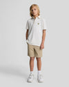 Jongens Chino Short van Lyle & Scott in de kleur Z151 Stone in maat 170-176.