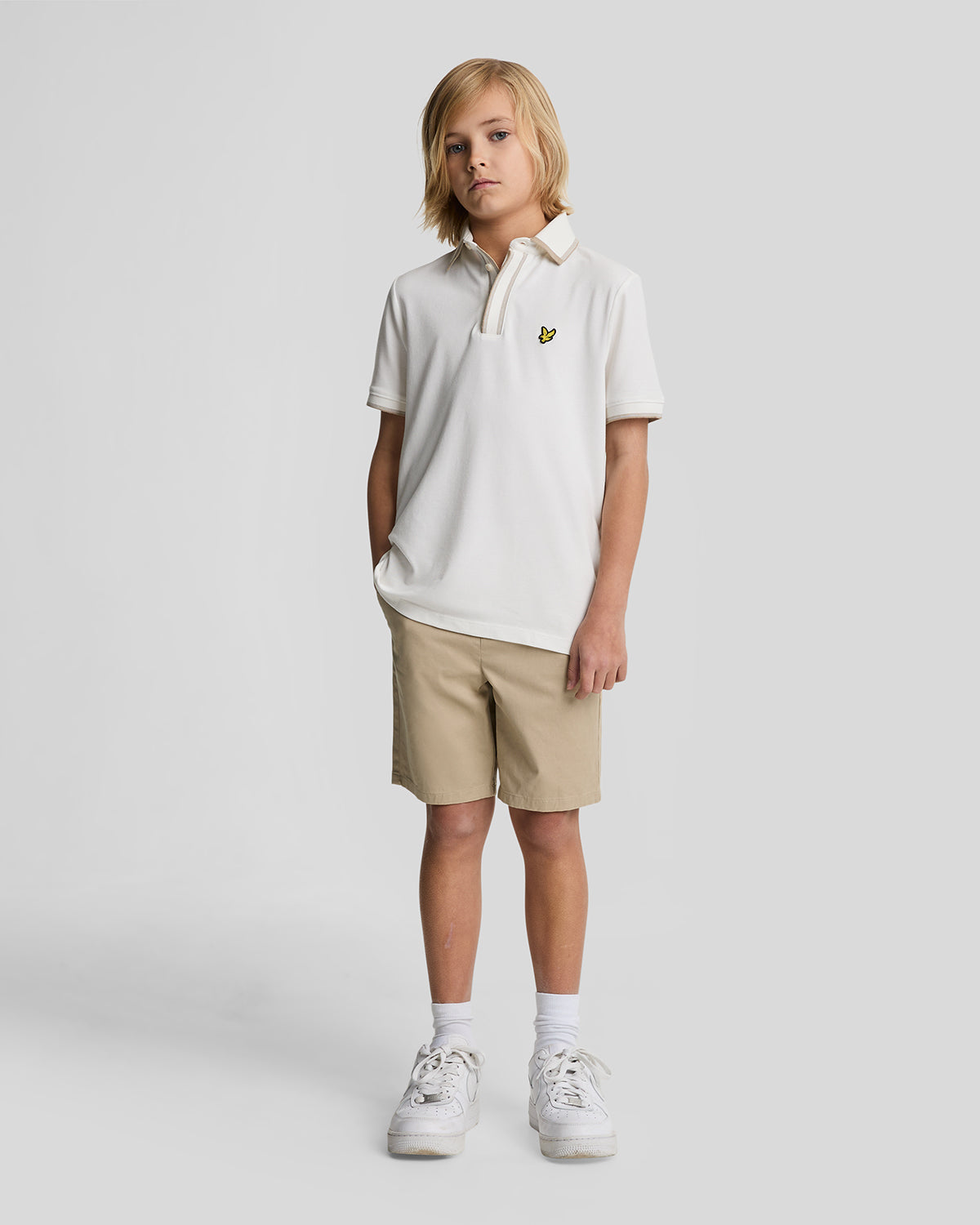 Jongens Chino Short van Lyle & Scott in de kleur Z151 Stone in maat 170-176.