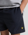Jongens Plain Swim Short van Lyle & Scott in de kleur Z271 Dark Navy in maat 170-176.