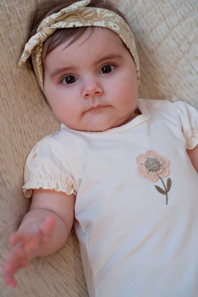 Meisjes T-shirt met crochet bloem - Let Your Dreams Blossom van Feetje in de kleur Offwhite in maat 86.