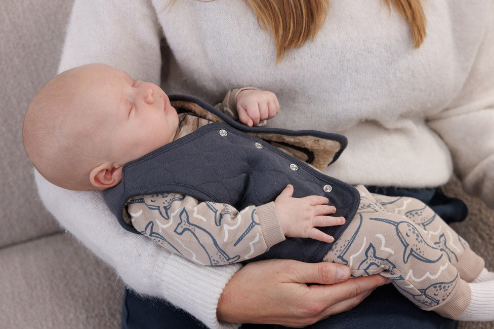Jongens Omkeerbaar teddy gilet - Narwal van Feetje in de kleur Blauw in maat 86.