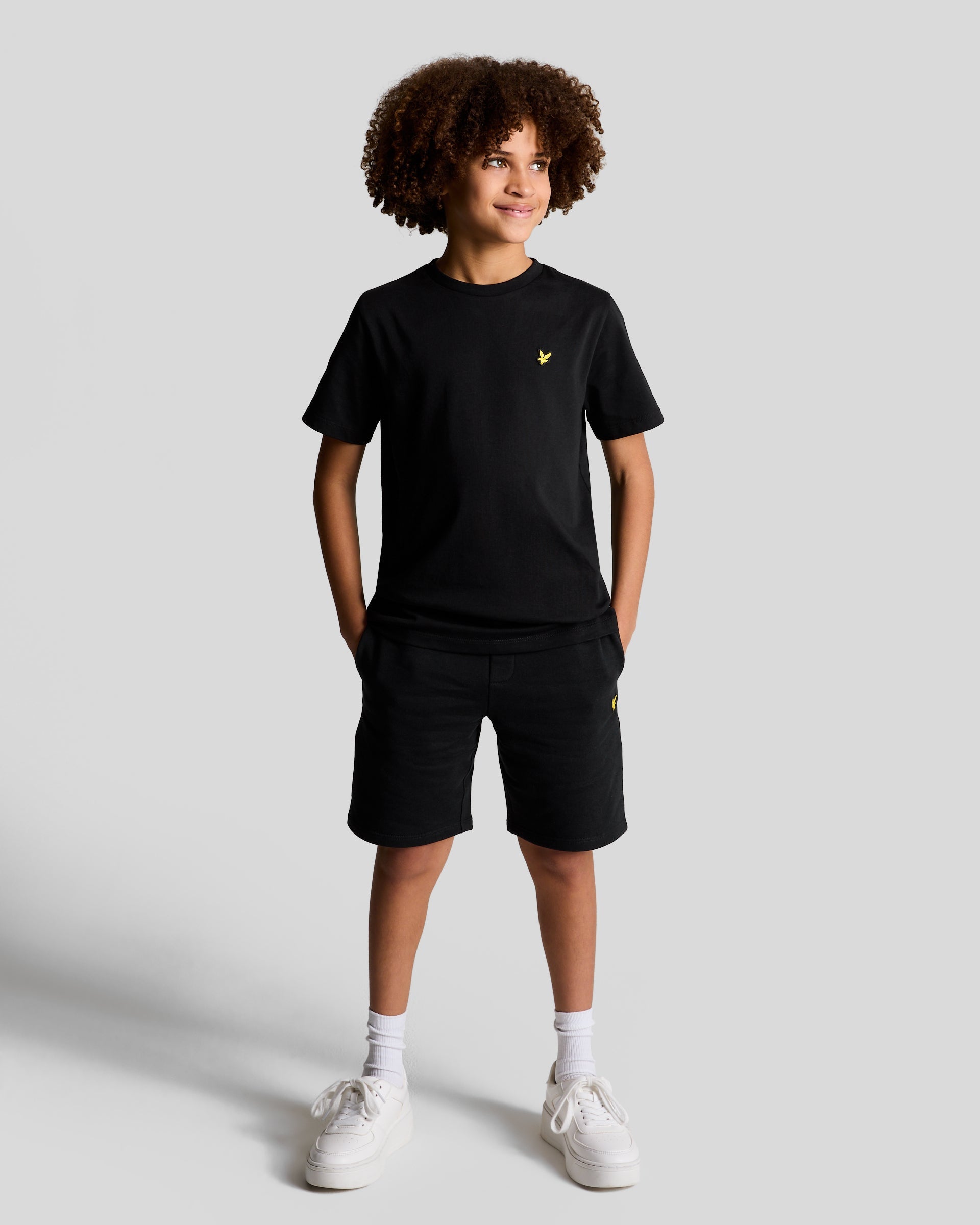 Jongens Plain T-shirt van Lyle & Scott in de kleur Z865 Jet Black in maat 170-176.