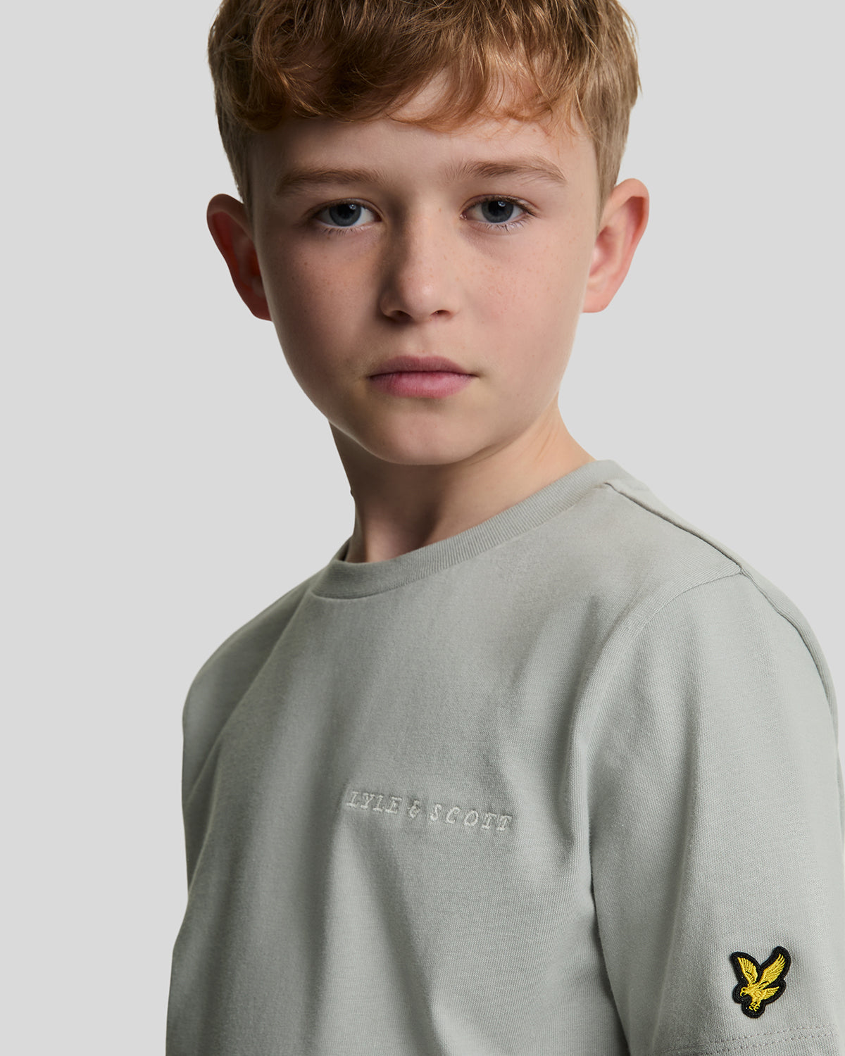 Jongens Script Embroidered T-shirt van Lyle & Scott in de kleur X570 Grey Mirage in maat 170-176.