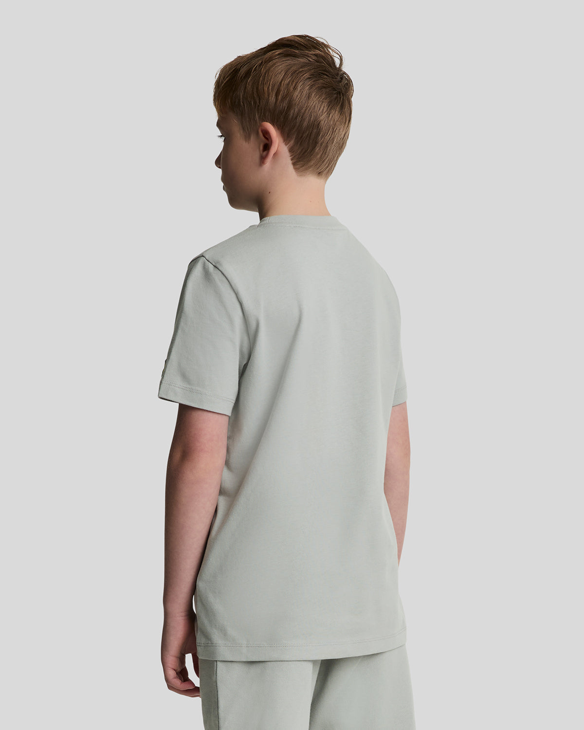 Jongens Script Embroidered T-shirt van Lyle & Scott in de kleur X570 Grey Mirage in maat 170-176.