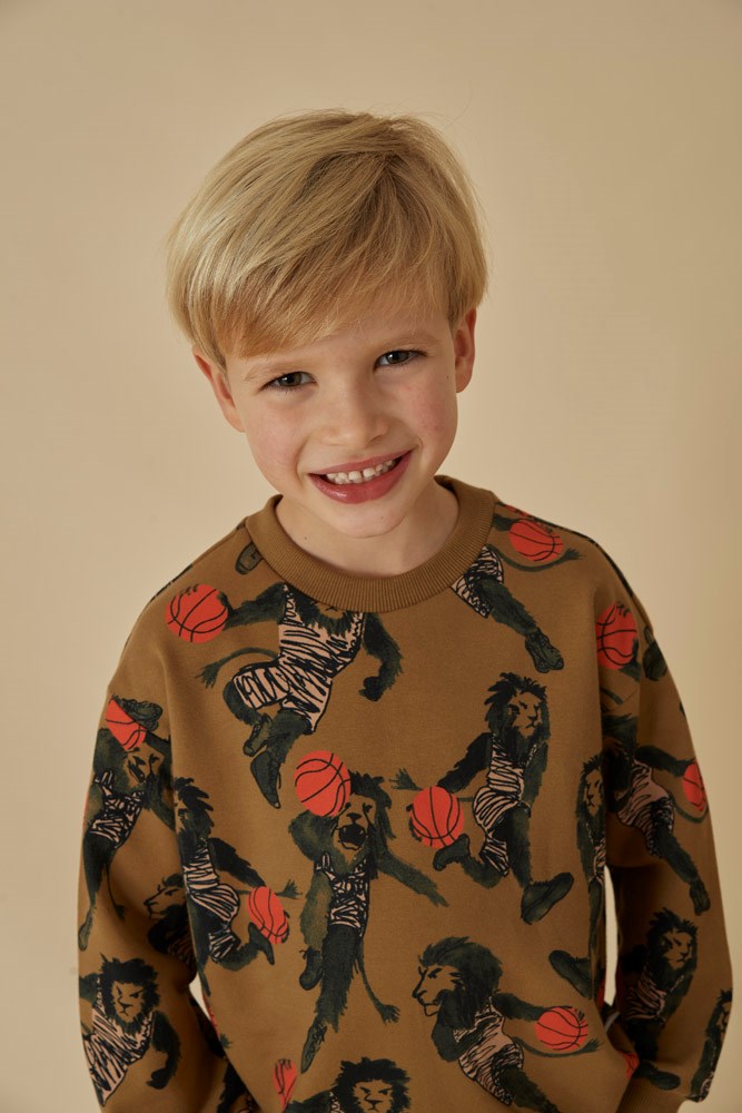 Jongens Sweater AOP - Jump For Joy van Sturdy in de kleur Olijf in maat 128.