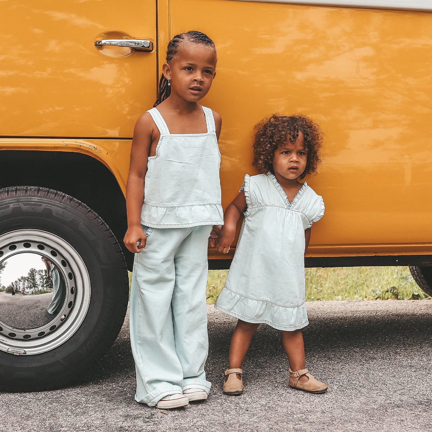 Meisjes Chambray | Ruffle Pants van Your Wishes in de kleur Sunlit Blue in maat 128.