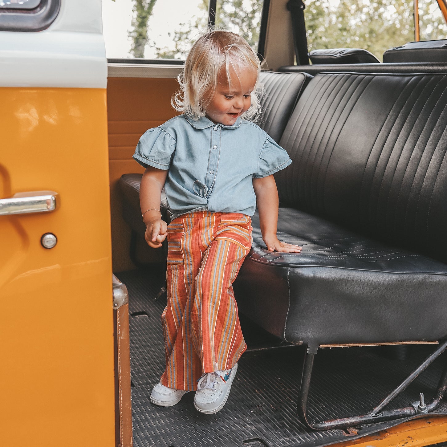 Meisjes Cotton Denim | Ruffle Blouse van Your Wishes in de kleur Faint Blue in maat 128.