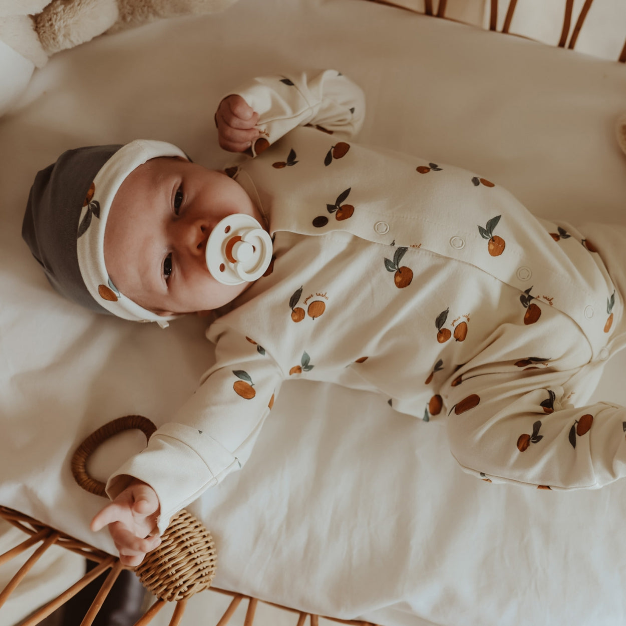 Unisexs Babymuts Orangine reversible | Aspen van Your Wishes Newborn in de kleur Antique White in maat 50-56.