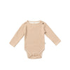 Jongens Romper Dash | Nilan van Your Wishes Newborn in de kleur Brown Sugar in maat 68.