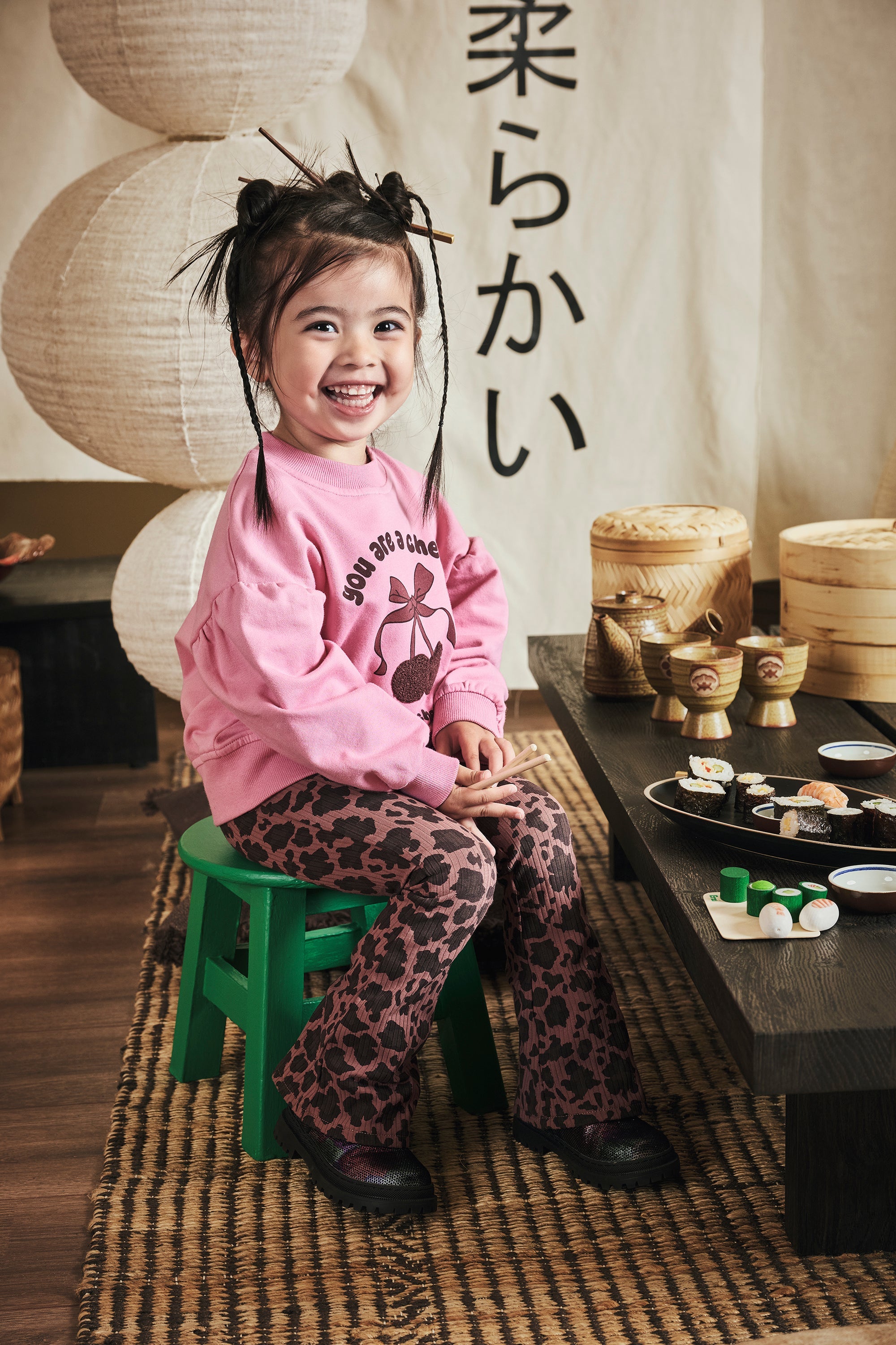 Meisjes Flared Pants Phileine van Z8 Mini in de kleur Amber Brown AOP in maat 116.