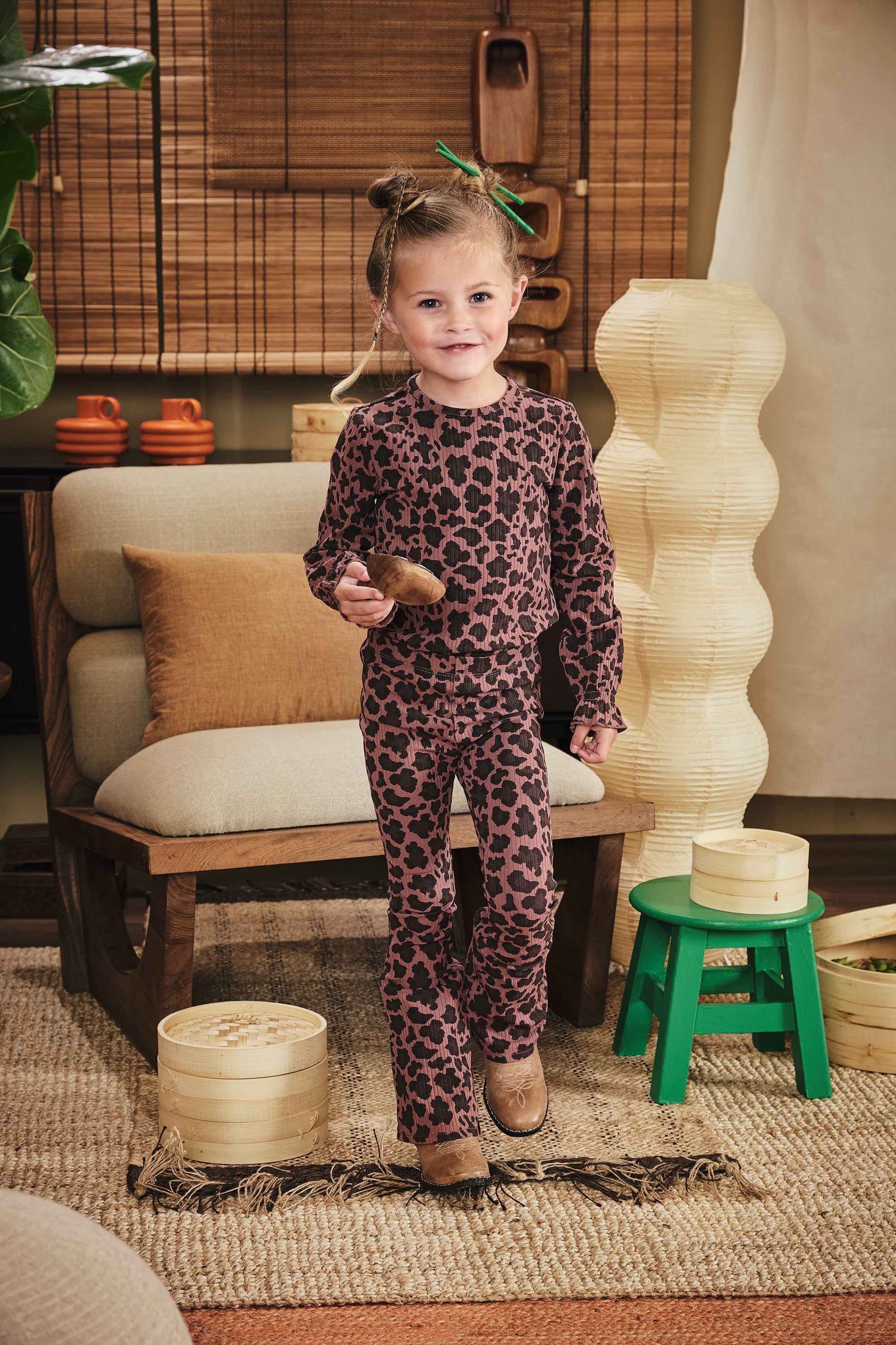 Meisjes Flared Pants Phileine van Z8 Mini in de kleur Amber Brown AOP in maat 116.