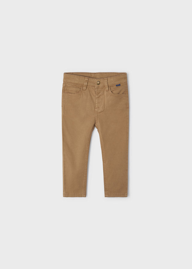 Jongens 5 pocket slim fit basic pant van Mayoral in de kleur Almond in maat 86.