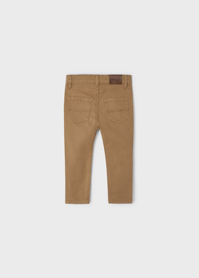 Jongens 5 pocket slim fit basic pant van Mayoral in de kleur Almond in maat 86.