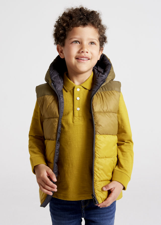 Jongens Reversible bodywarmer van Mayoral in de kleur Old Moss G in maat 128.