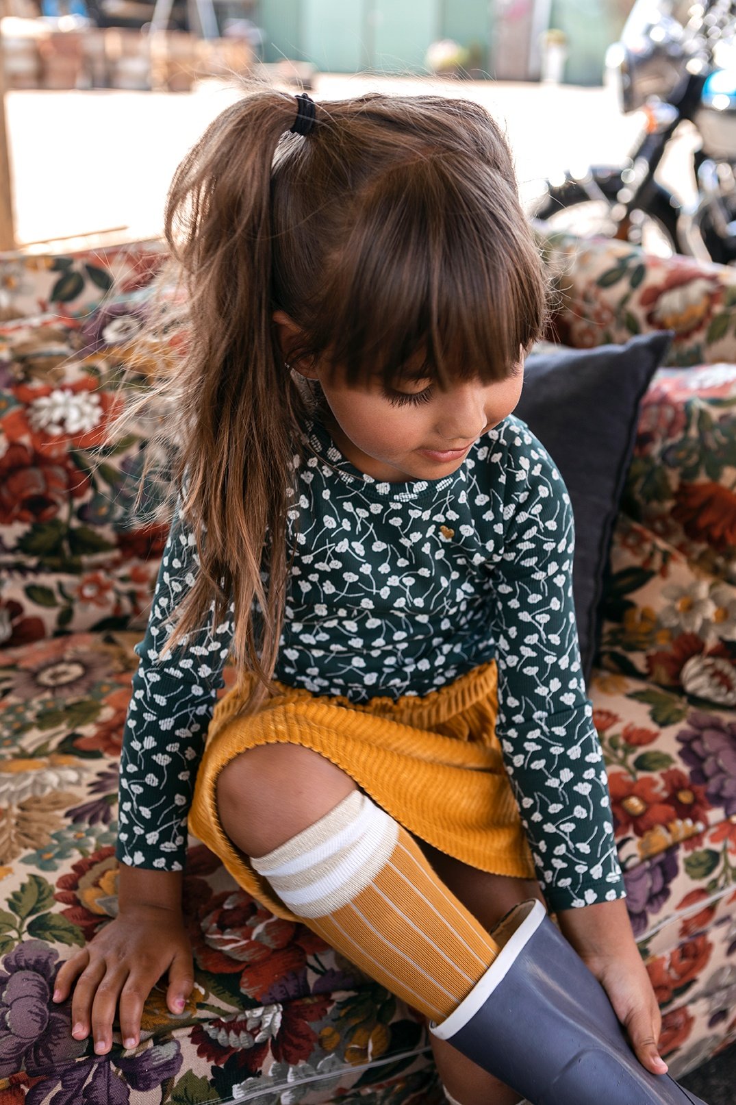Meisjes Little velvet skirt van Looxs Little in de kleur Honey in maat 128.