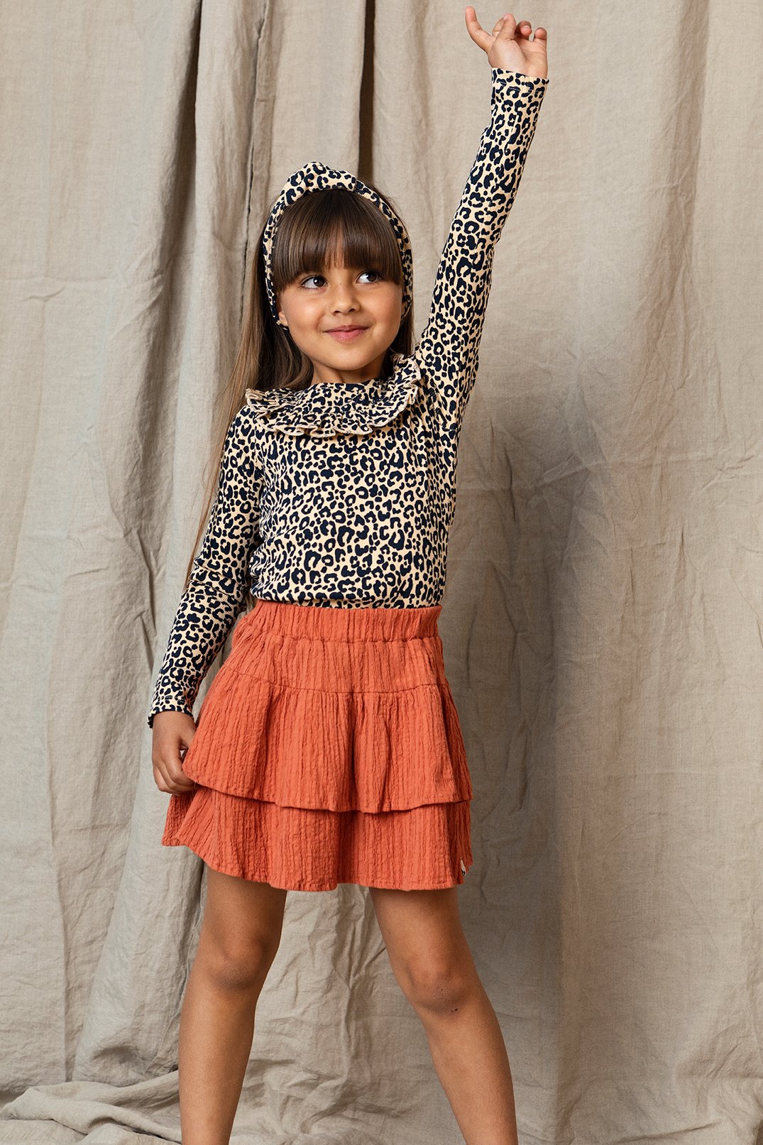 Meisjes Little leopard rib T-shirt ls van LOOXS Little in de kleur sandy leopard in maat 128.