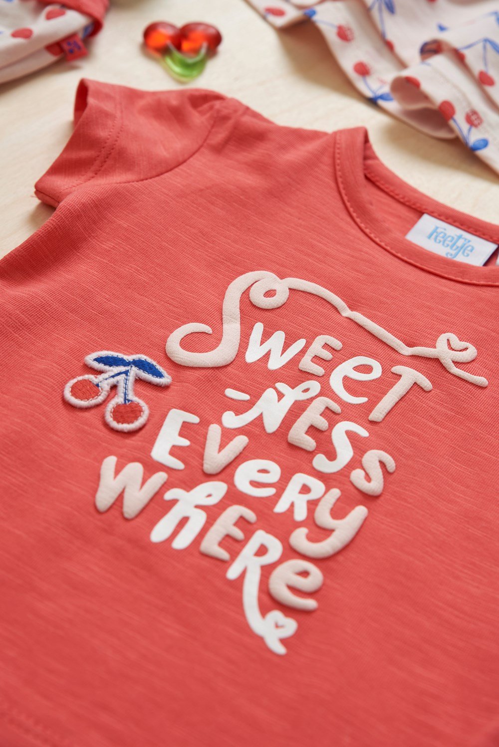 Meisjes T-shirt Everywhere - Cherry Sweetness van Feetje in de kleur Rood in maat 68.
