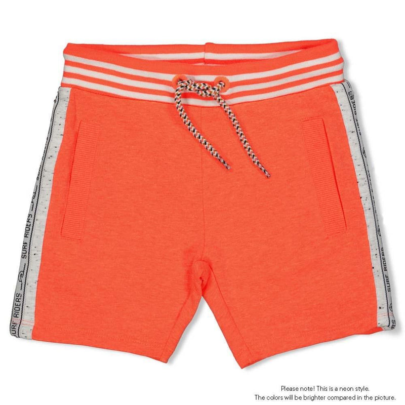 Jongens Short - Happy Camper van Sturdy in de kleur Neon Koraal in maat 128.