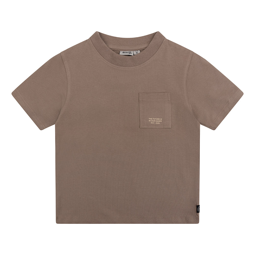 Jongens Organic T-shirt Chest Pocket van Daily7 in de kleur Dusty taupe in maat 128.