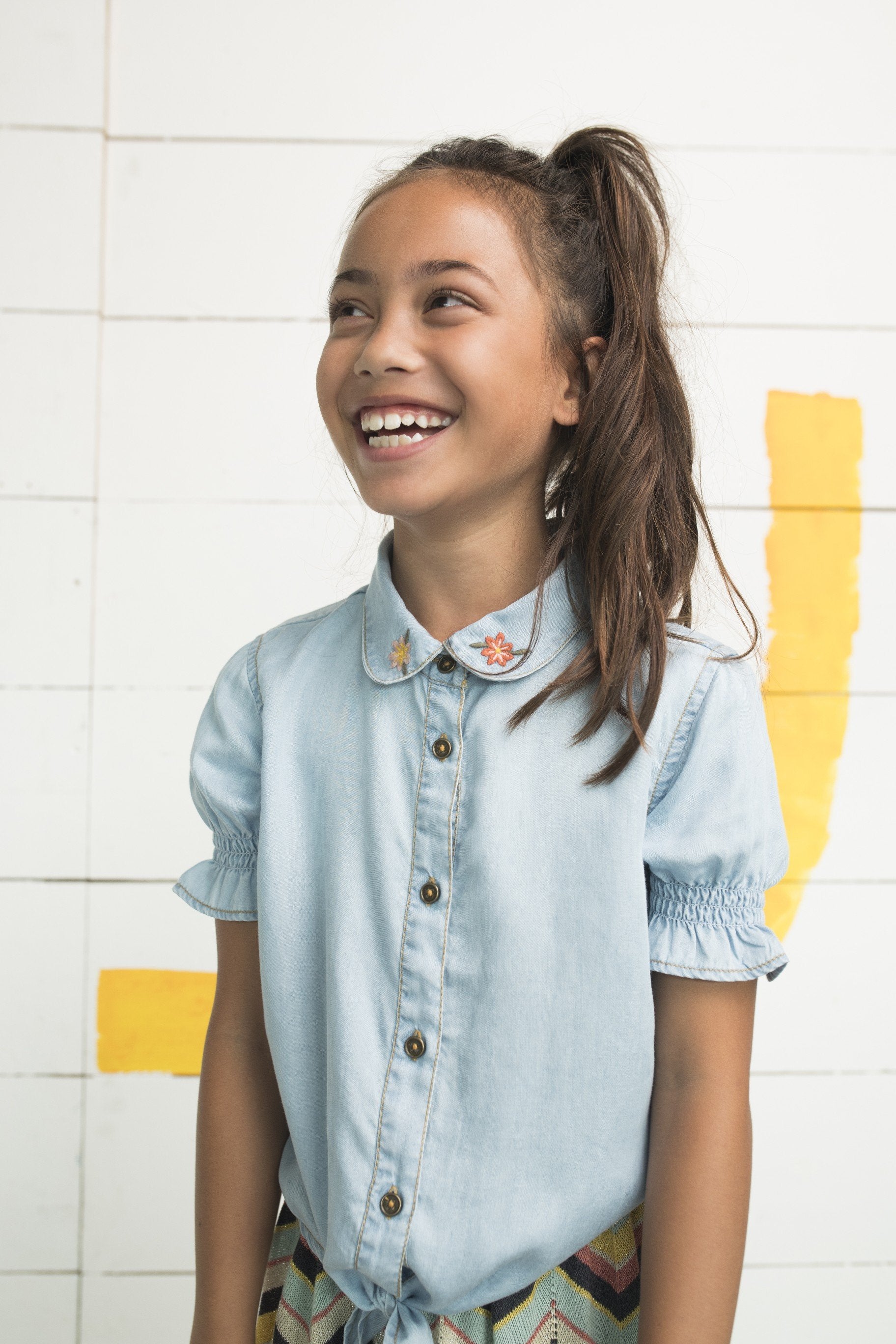 Meisjes Flo girls light denim ss knotted blouse van Like Flo in de kleur Light Blue in maat 152.